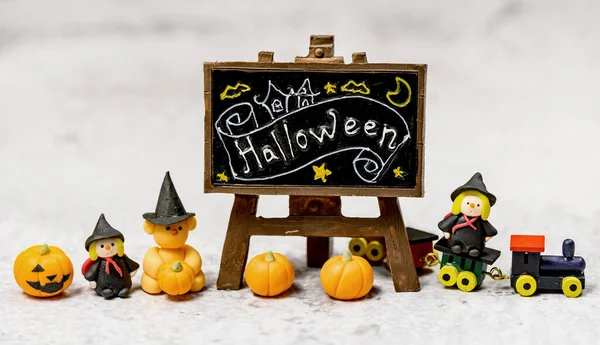 Cadılar Bayramı süslemeleri. Sonbahar ve sonbahar mevsiminde şeker ya da şaka. Balkabağı yüzü ve korkunç semboller.