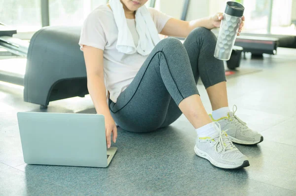 亚洲妇女在Gym独自在网上锻炼和工作 社会疏远和新的正常生活方式 — 图库照片