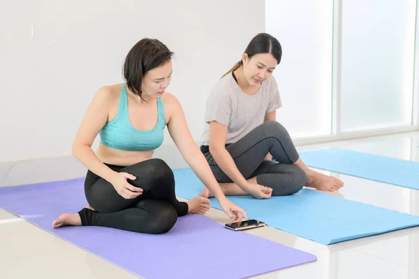 Jóga Meditáció Kezdő Osztály Személyi Edzővel Fitnessz Órán Edzés Testmozgás — Stock Fotó