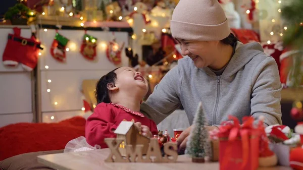 Keluarga Merayakan Natal Dan Tahun Baru Rumah Gaya Hidup Ibu — Stok Foto