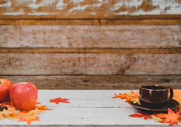 秋と秋のシーズン 木のテーブルの上に偽のメープルリーフとホットコーヒー Corucopiaと感謝祭の日のコンセプト — ストック写真