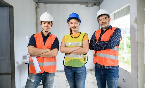 建設現場のアジアのエンジニアと建築家の笑顔グループ チームワークと成功した住宅不動産プロジェクト — ストック写真
