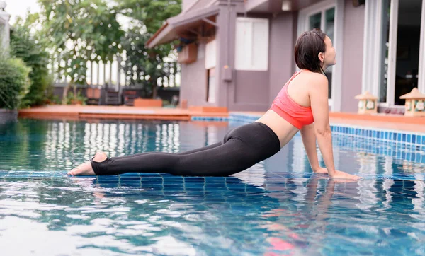 Asian Woman Yoga Breathing Meditation Alone Swimming Pool Home Outdoor — Stock Photo, Image
