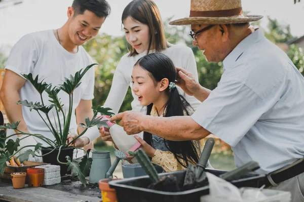 Keluarga Asia Menanam Pohon Kebun Rumah Orangtua Dengan Gaya Hidup — Stok Foto