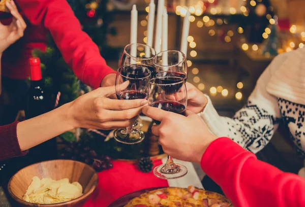 Pesta Natal Dan Tahun Baru Dengan Teman Teman Minum Anggur — Stok Foto