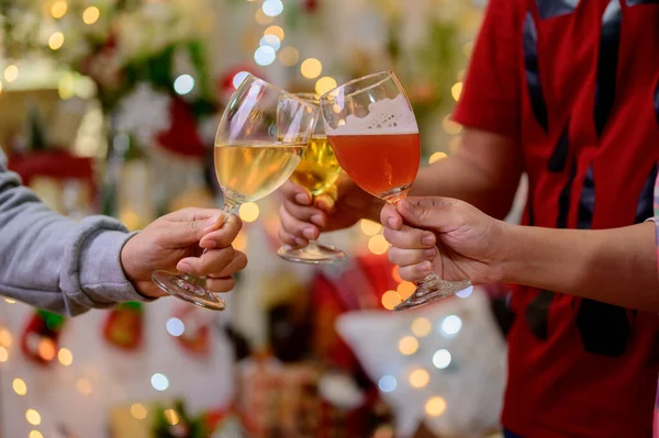 Vánoční Novoroční Párty Přáteli Pití Červeného Vína Šampaňského Oslavu Dovolené — Stock fotografie