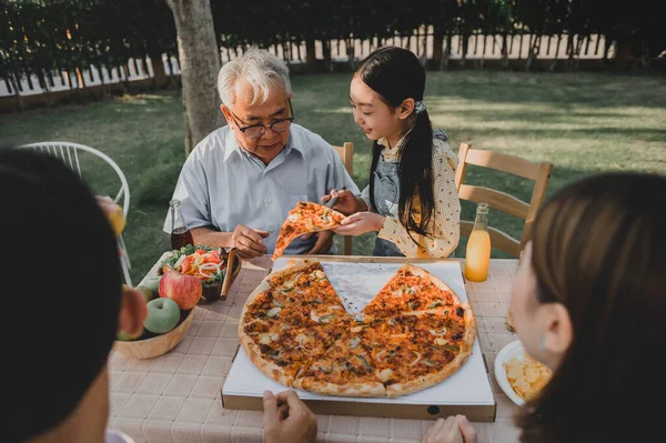 Keluarga Asia Makan Pizza Kebun Rumah Orangtua Dengan Anak Dan — Stok Foto