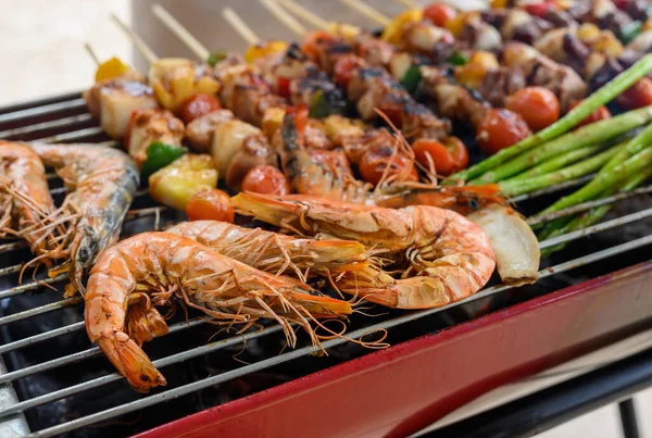 Izgara ve Barbekü partisi evde. Domuz eti, sığır eti, tavuk, deniz ürünleri ve sebze pişiriyorum. Aile hayatı ve açık hava aktiviteleri..