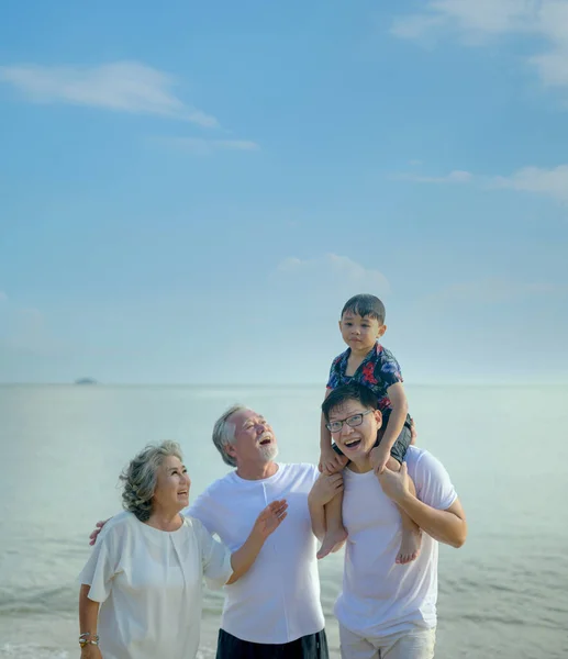 Keluarga Besar Asia Bepergian Bersama Pantai Masa Pensiun Dengan Putra — Stok Foto