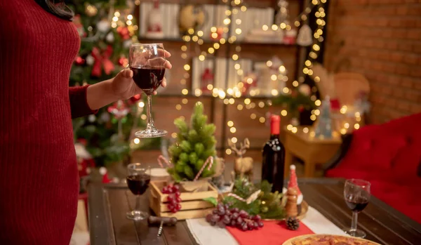 Pesta Natal Dan Tahun Baru Dengan Teman Teman Minum Anggur — Stok Foto