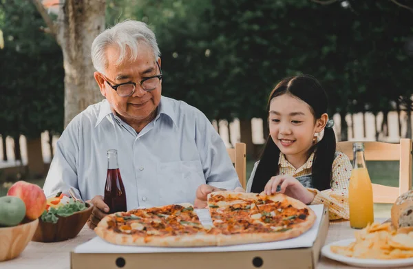 Kakek Dan Cucu Makan Pizza Kebun Rumah Gaya Hidup Pensiun — Stok Foto