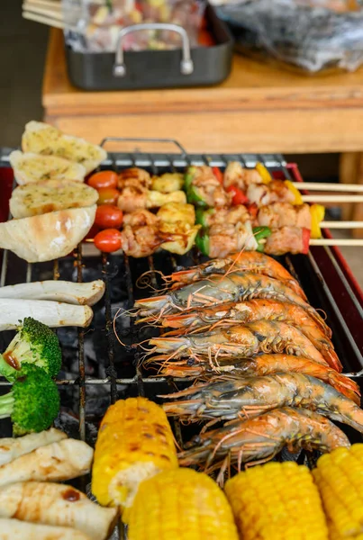 Izgara ve Barbekü partisi evde. Domuz eti, sığır eti, tavuk, deniz ürünleri ve sebze pişiriyorum. Aile hayatı ve açık hava aktiviteleri..