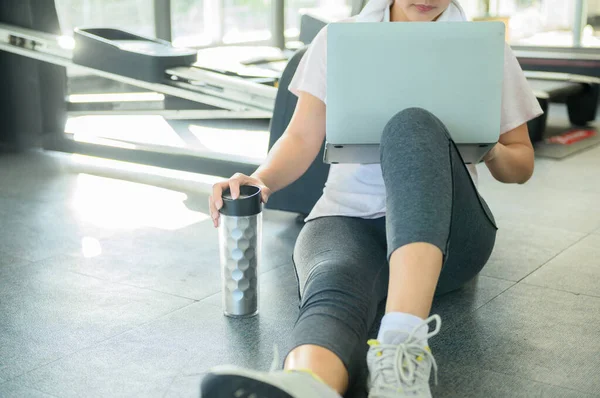 亚洲妇女在Gym独自在网上锻炼和工作 社会疏远和新的正常生活方式 — 图库照片