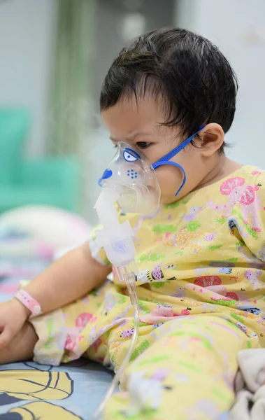 Bayi Asia Sakit Sebagai Virus Sinsisial Pernapasan Rsv Rumah Sakit Stok Gambar Bebas Royalti