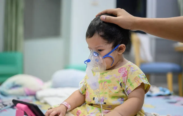 Bayi Asia Sakit Sebagai Virus Sinsisial Pernapasan Rsv Rumah Sakit Stok Gambar