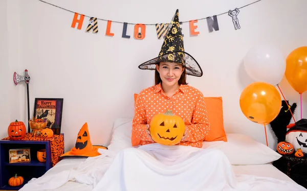 Aziatische Vrouw Met Pompoen Gezicht Voor Halloween Festival Thuis Slaapkamer Rechtenvrije Stockafbeeldingen