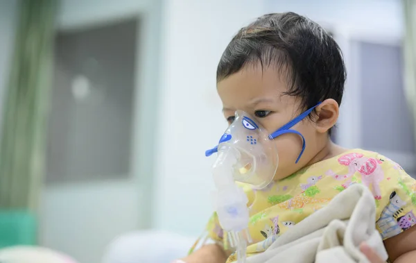 アジアの赤ちゃんは小児病院で呼吸器症候群 Rsv として病気でした タイの女の子持っています吸入器含む医学のためにストップ咳や病気インフルエンザ ストックフォト