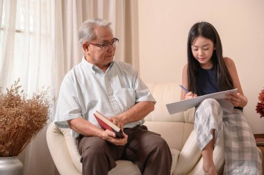 Büyükbaba ve torun evde faaliyet gösteriyor. Yaz tatilinde ailesiyle birlikte emeklilik hayatı..