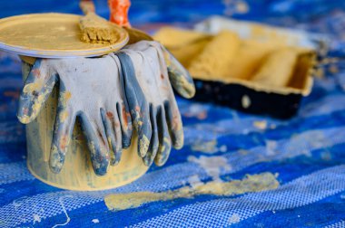 Boya yapmak için alet ve ekipman. Covid-19 sırasında kilitlenirken evin geliştirilmesi için renk.