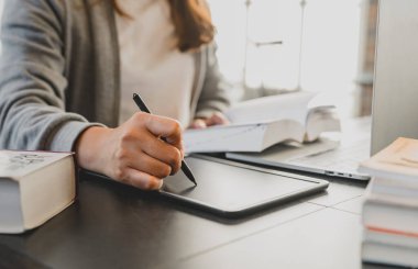 Evde Asyalı öğrenci çevrimiçi öğrenim ve eğitim. Covid-19 'dan sonra Sosyal Mesafe ve Yeni Normal Yaşam Tarzı.