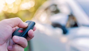 Uzaktan kumandayı kullanarak arabanın kapısını aç ve kilitle..