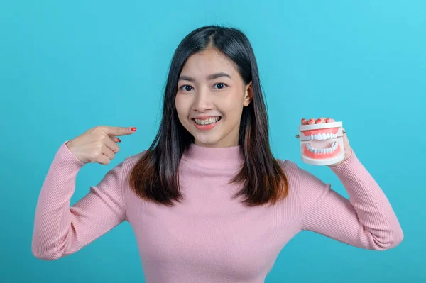 Wanita Asia Tersenyum Memegang Model Gigi Pada Latar Belakang Layar — Stok Foto