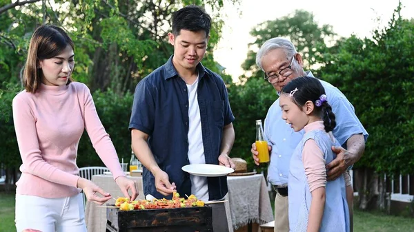 Asyalı Bir Aile Evde Barbekü Partisi Veriyor Arka Bahçede Akşam — Stok fotoğraf