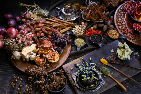 Yemek ve yemek pişirmek için Tayland otları. Asya baharatlarının düz yatağı.