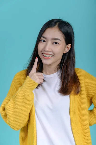 Wanita Asia Tersenyum Mengenakan Ortodontik Pengikut Latar Belakang Layar Biru — Stok Foto