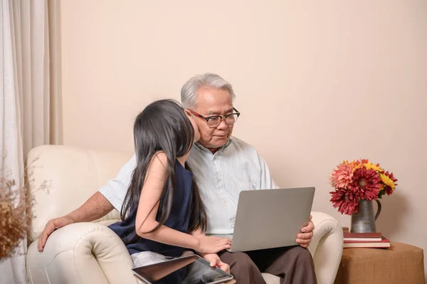 Kakek Dan Cucu Online Belajar Rumah Gaya Hidup Pensiun Dengan — Stok Foto