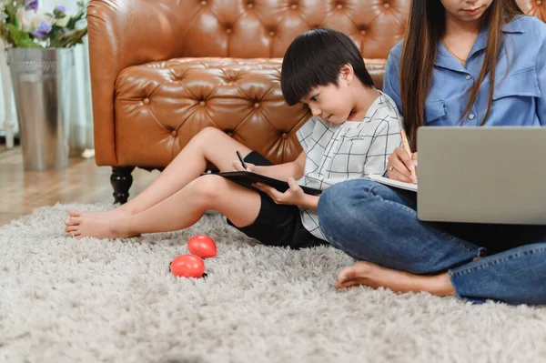 Keluarga Asia Kebersamaan Rumah Ibu Mengajar Anak Untuk Belajar Online — Stok Foto