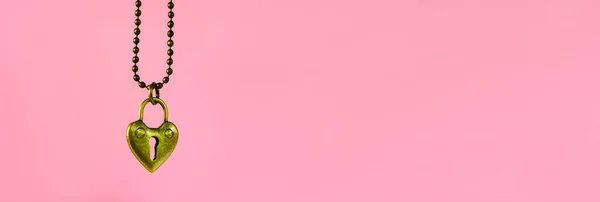 バレンタインデーと甘い日 愛の心の概念 ピンクの背景にテキストのためのコピースペース — ストック写真