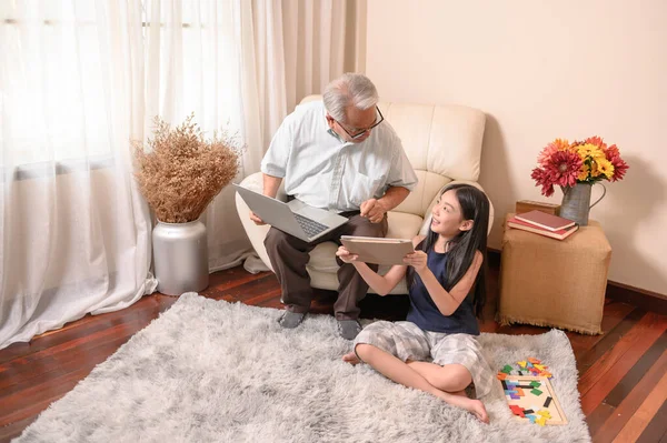 Grandfather Granddaughter Online Learning Home Retirement Age Lifestyle Family Summer — Stock Photo, Image