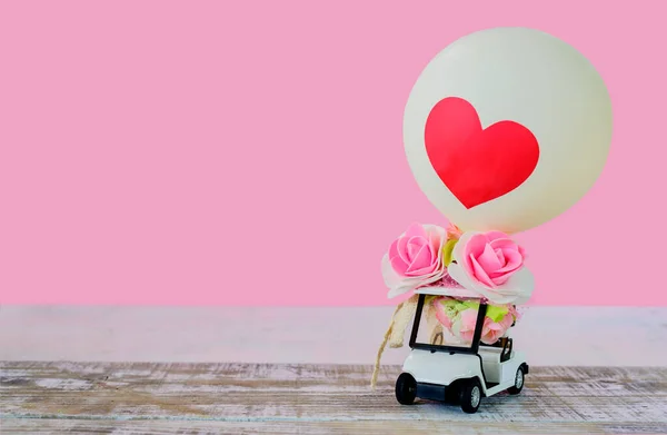 Sevgililer günü ve en tatlı gün, aşk kalp konsepti. Pembe arkaplandaki metin için alanı kopyala