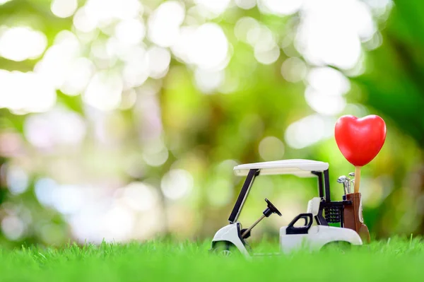 Sevgililer günü ve en tatlı gün, aşk kalp konsepti. Doğal arkaplanı olan metin için alanı kopyala