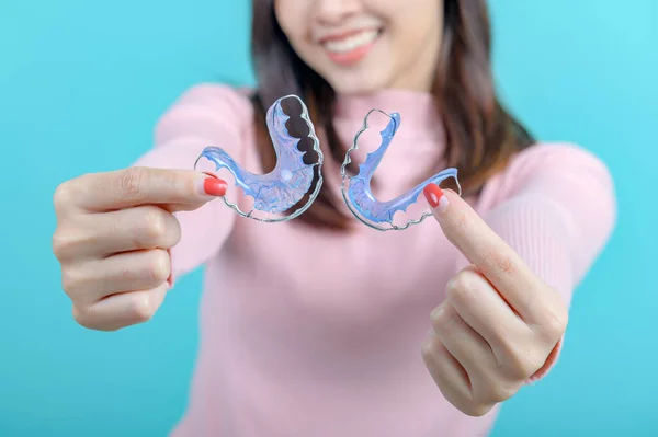 Mujer Asiática Sonriente Sosteniendo Retenedor Ortodoncia Sobre Fondo Pantalla Azul — Foto de Stock