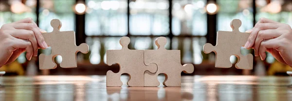 Tahta yapboz ve iş başarısı konsepti için yapbozu olan bir iş kadını. Takım çalışması ve başarı sembolü.