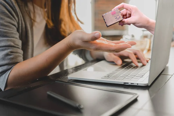 Vrouw Online Winkelen Home Delivery Concept Sociale Afstand Nieuwe Normale — Stockfoto