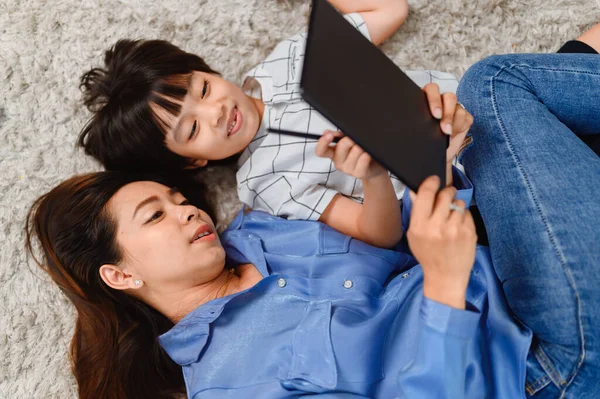 Keluarga Asia Kebersamaan Rumah Ibu Mengajar Anak Untuk Belajar Online — Stok Foto