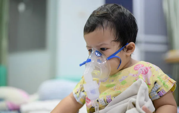 Bébé Asiatique Était Malade Tant Que Virus Respiratoire Syncytial Vrs Image En Vente