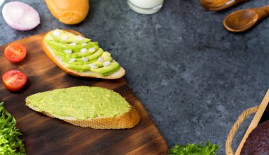 Karışık salatalı avokado tostu ve sağlıklı. Diyet yemekler için taze organik sebzeler..