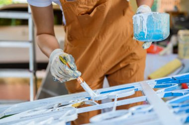 Covid-19 'da kilitlendiğinde ev yapımı için boyacı kadın..