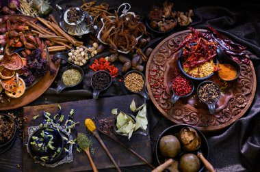 Yemek ve yemek pişirmek için Tayland otları. Asya baharatlarının düz yatağı.