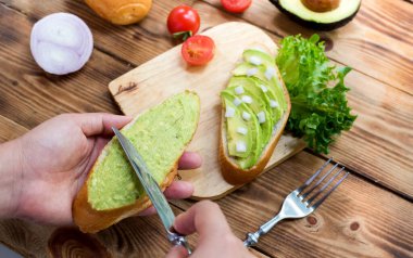 Karışık salatalı avokado tostu ve sağlıklı. Diyet yemekler için taze organik sebzeler..