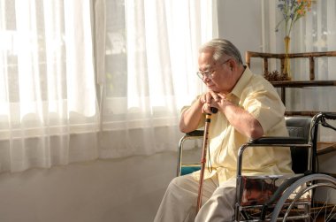 Yalnız Asyalı son sınıf öğrencisi hastaydı ve tekerlekli sandalyede oturuyordu. Emeklilik hayatı ve evde yalnız kalmak..