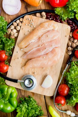 Biberi taze tavuk bifteğine salata ile serpin. Yemek ve sağlıklı yiyecekler..