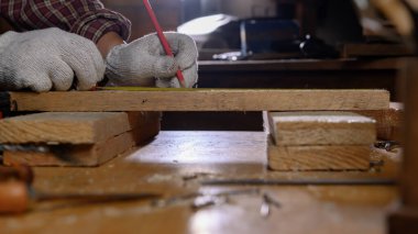 Adam gece fazla mesai yapıyor. Ahşap işçiliği ve klasik ahşap ev dekorasyonu için. Marangoz ve zanaatkar atölyesi.