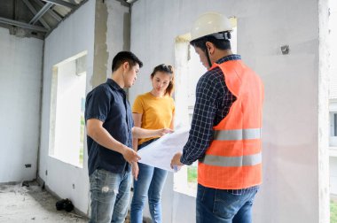 Mühendis ve mimarla birlikte yeni ev teftişinin sahibi. Köy projesinde ve emlak binasında aşk çifti.