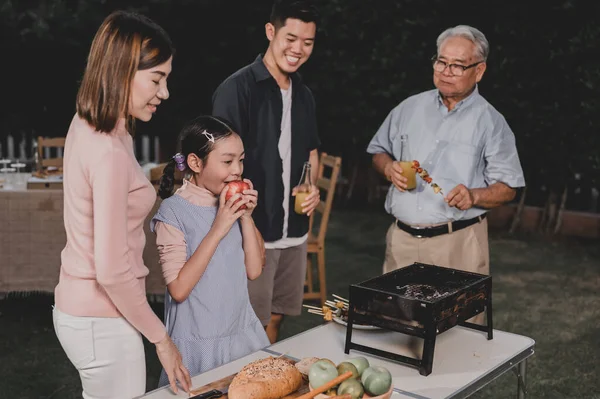 Asiatisk Familj Som Har Grillfest Hemma Matlagning Grillad Bbq Till — Stockfoto