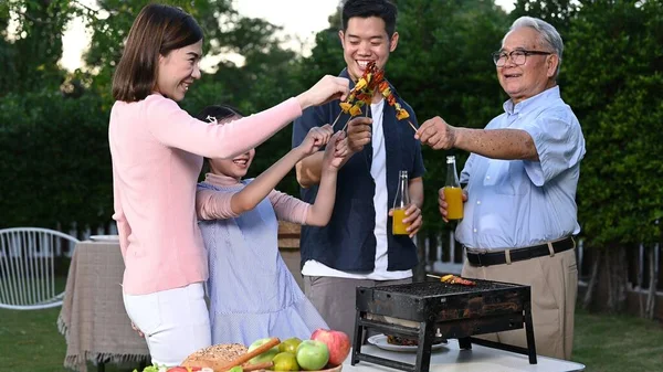 Asiatisk Familj Som Har Grillfest Hemma Matlagning Grillad Bbq Till — Stockfoto